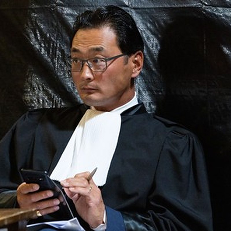 Me Philippe de Strycker en robe d'avocat